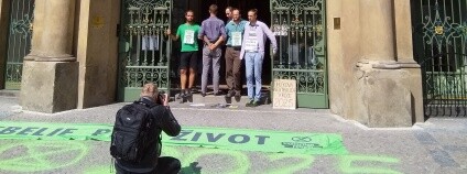 V pátek 23. 8. dopoledne několik členů hnutí Extinction Rebellion zablokovalo svými těly vchod do Ministerstva pro místní rozvoj na Staroměstském náměstí.