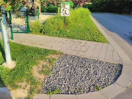Radnice ve Valašských Kloboukách na Zlínsku (na obrázku) začala s úpravami, které podpoří zasakování dešťové vody ve městě. V ulicích tak například přeruší některé obrubníky, aby mohla voda odtékat do zelených ploch, nová parkoviště bude budovat z vodopropustných materiálů a dešťovou vodu bude u veřejných budov zachycovat do nádrží a využívat ji pro zavlažování.