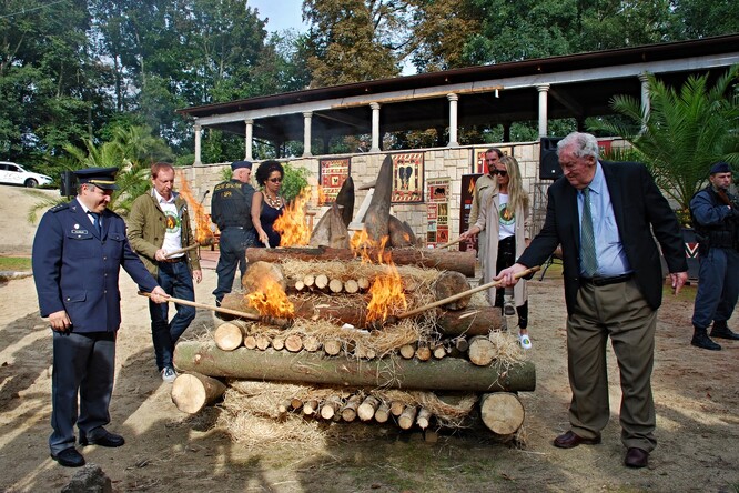 Richard Leakey zcela vpravo.