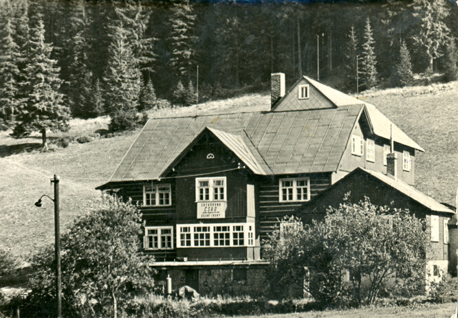 Obr. 4: Budova společnosti ČSAD Praha na Jeleních loukách, fotografie z 80. let 20. století.