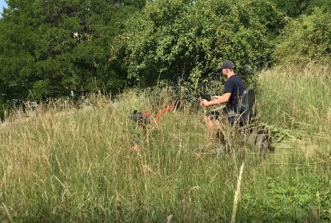 Při vjezdu do porostů ovsíku se nožový válec téměř ztratil. Bylo vidět jen autora konstrukce pana Miroslava Němce, pracovníka  DVP Agro a.s., který seděl za řídítky.
