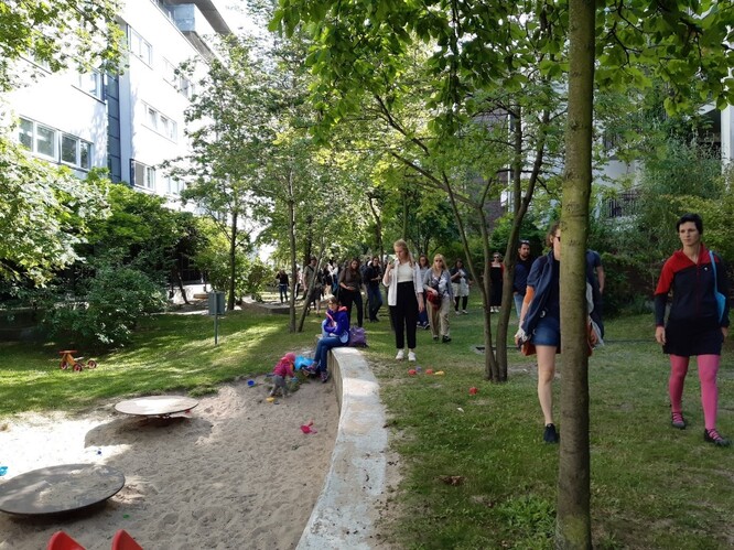 Obr. 15. Dětské hřiště v členitém terénu mezi domy zadržujícím a vsakujícím dešťovou vodu.