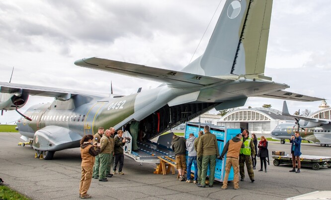 V rámci příprav proběhl na vojenském letišti ve Kbelích i trénink nakládky letounu CASA.