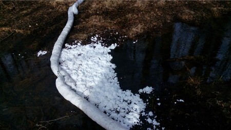 Česká inspekce životního prostředí v Hradci Králové uložila pokutu 120.000 korun společnosti PETER - GFK, ze které v prosinci 2016 uniklo Kocbeřích na Trutnovsku na 800 litrů lehkého topného oleje (LTO). / ilustrační foto