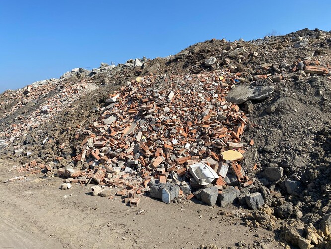 Na snímku  recyklovaný materiál navezený do oddělovací vzdušné stěny.