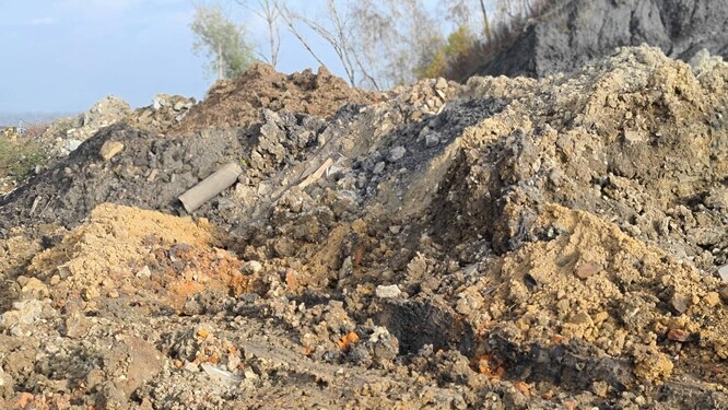Vyplnění oddělovací původně vzdušné stěny, která byla realizována bez stavebního povolení v rozporu s pravidly pro nakládání s demoličními odpady.