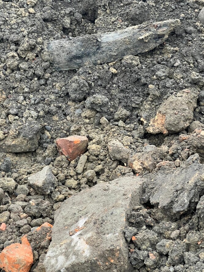 Vyplnění oddělovací původně vzdušné stěny, která byla realizována bez stavebního povolení v rozporu s pravidly pro nakládání s demoličními odpady.