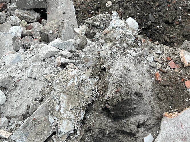 Vyplnění oddělovací původně vzdušné stěny, která byla realizována bez stavebního povolení v rozporu s pravidly pro nakládání s demoličními odpady.