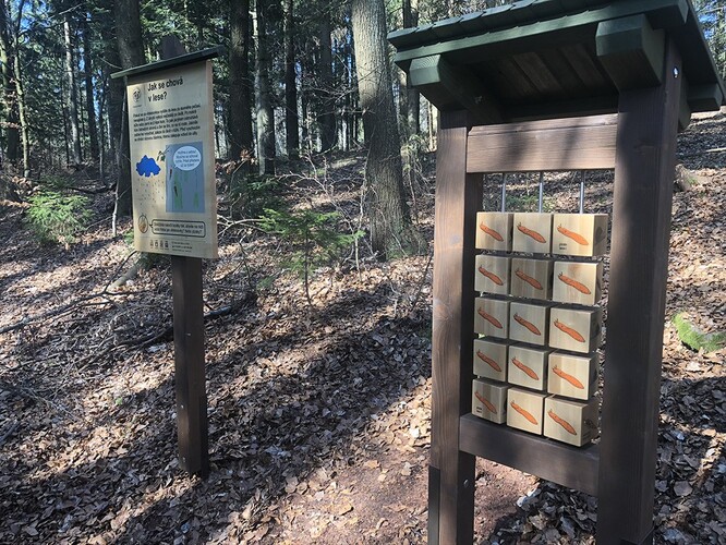 Naučná stezka u Janských Lázní má sedm zastávek, na každé je informační tabule a jednoduchý herní prvek pro děti.