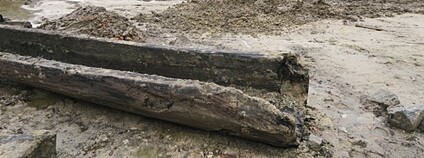 Dřevěné potrubí v hrázi rybníka Skříň Foto: Pardubický kraj