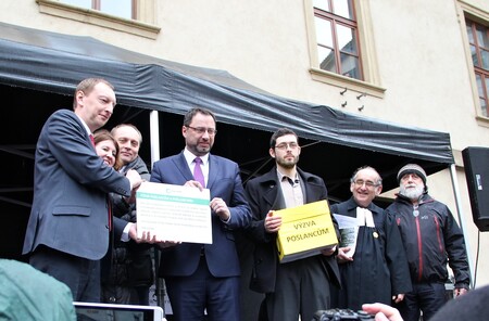 Poslanec Robin Böhmisch (vlevo) a Michal Kučera (TOP09) převzali výzvu poslancům. S krabicí Jiří Koželouh z Hnutí DUHA, zcela vpravo Pavel Kindlmann.