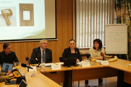 Tisková konference ČIŽP - zleva Robin Náse, Erik Geuss, Radka Burketová, Pavla Říhová.