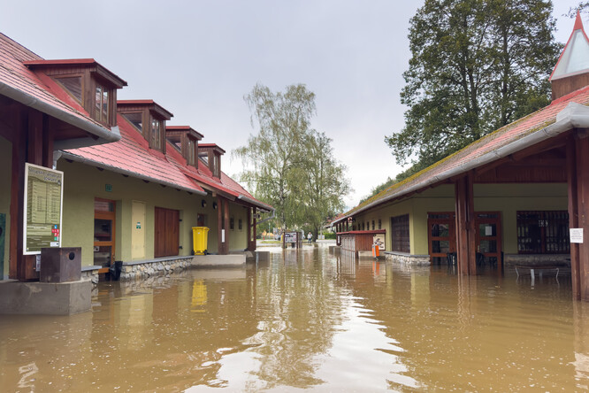 „Jezero“ před Sloupsko-šošůvskými jeskyněmi 16. 9. 2024.