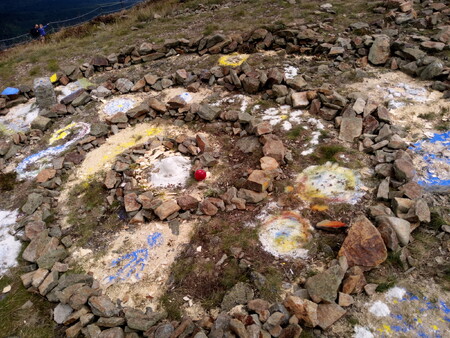 Pod vrcholem Sněžky včera někdo nad ránem vytvořil z kamenů spirálu o průměru asi šest metrů.