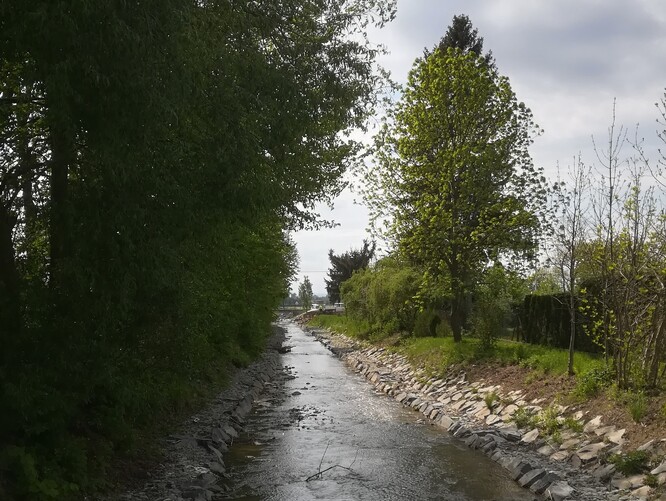 Trusovický potok. Vydlážděno pěkně v přímce.