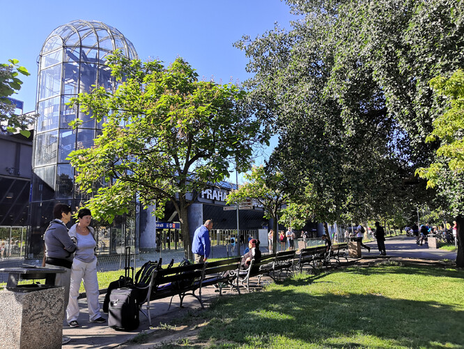 Vrchlického sady před budovou hlavního vlakového nádraží v Praze.