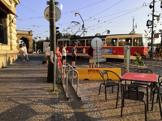 Uzavřené Smetanovo nábřeží v jednom směru.