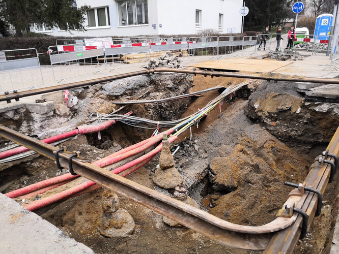 Inženýrské sítě pod chodníkem.