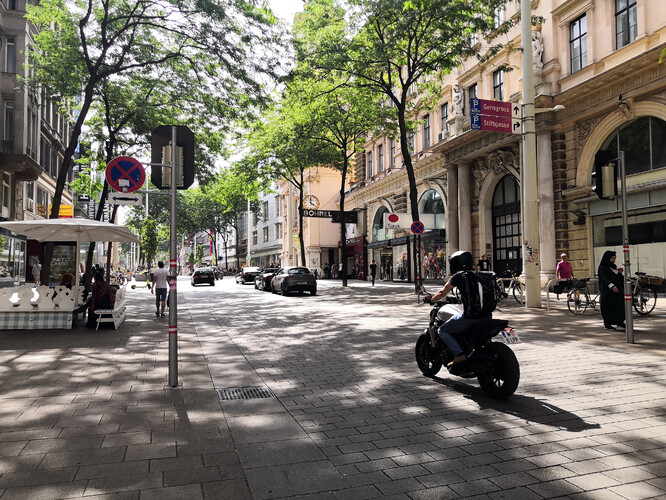 Ulice se sdílenou dopravou pro chodce, cyklisty i motoristy ve Vídni.