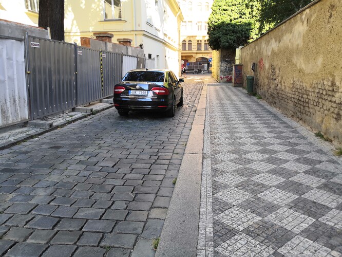 Dlažba může být hlučná, když se po ní jezdí rychle.