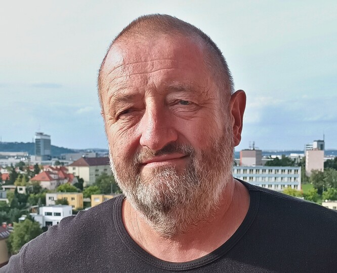 Ing. Jan Andreska, Ph.D. absolvoval lesnickou fakultu VŠZ v Brně a následně pracoval u státní ochrany přírody. Od roku 1997 vyučuje zoologii obratlovců na Pedagogické fakultě Univerzity Karlovy v Praze. Jan Andreska se zabývá průnikem biologie, ekologie a historie.