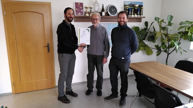 Michal Rezek předal zástupcům Vinicoly certifikát Carbon Footprint Management.