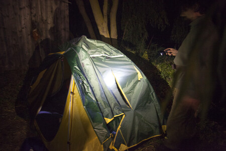 Oba muži skončili v lékařské péči. Útočníci rovněž hasičům Greenpeace prořezali stany, poničili vozidla a ukradli cenné vybavení.