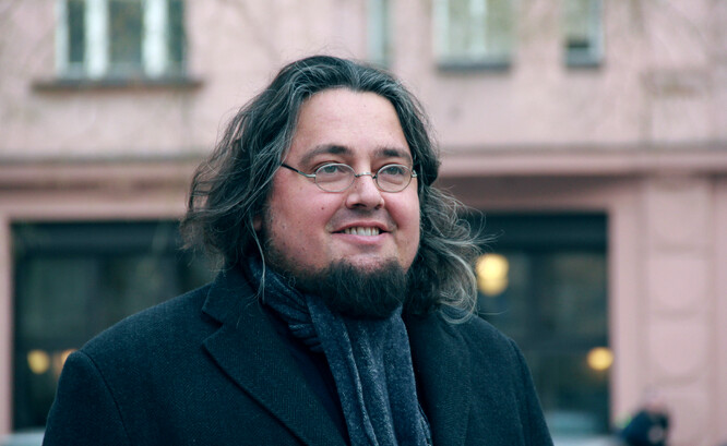 Zahradník, zahradní designér, perenář, vysokoškolský pedagog a publicista. Dlouhodobě spolupracuje na oživení zámeckého zahradnictví při zámku Ctěnice, je autorem zámeckého parku ve Mcelích s jeho květnicí a také je spoluautorem krajinářského řešení Čelakovského sadů a okolí Národního muzea. Dlouhodobě se věnuje prvorepublikovým zahradám a privátním sídlům. Je autorem stovek projektů. 


Pravidelně přednáší zahradnické veřejnosti, studentstvu i zahrádkářům. Je autorem stovek článků o městské zeleni, zahradničení, aktuálních kauzách zeleně i jejích historických souvislostech. Vede atelier „Dynamika v kompozici rostlin“ na ČZU Praha – Suchdol a každoročně otevírá pro studenty program „perenářská škola“.

 
Pochází ze zahradnické rodiny a starého selského rodu. Zahradnímu designu se věnuje od roku 1994. Vystudoval Střední zahradnickou školu va Mělníce, následně obor Zahradní a krajinářská architektura na Zahradnické fakultě Mendelovy univerzity v Lednici na Moravě. Začínal jako dobrovolník v Anglii u The National Trust a ve specializovaných školkách, pro Technische Universität Berlin pracuje na disertaci o historii květinového dekoru. Během studijních cest navštívil na pět desítek zemí.