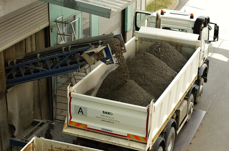 Po spálení odpadu zbude škvára.