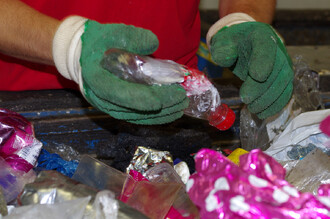 Plasty ze žlutých kontejnerů jdou na třídící linku.