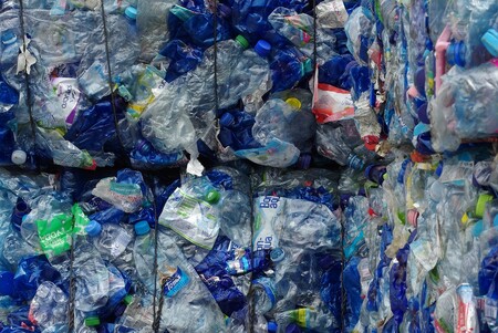 Pokud není pro plasty aktuálně odbyt, nechají se na skladovací ploše. Nezkazí se, počkají.