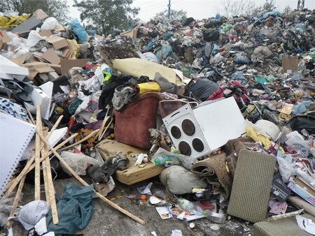 Společnost Hradecké služby, která zajišťuje svoz a likvidaci odpadů v Hradci Králové, dostala od ČIŽP pokutu 180.000 korun. Firma podle inspekce pochybila tím, že část různých odpadů nezabezpečila před smísením (na obrázku).