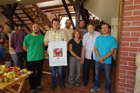 Záchrana odrůd je týmová práce. V projektu Oživení starých odrůd jsme měli pracovní skupinu v tomto složení (zleva do prava) Mgr. Radim Lokoč, Ing. Pavel Jakubův, Ing. Martin Lípa, Ing. Zdena Koberová, Ing. Stanislav Boček PhD., Ing. Miloslav Láska, Mgr. Tomáš Görner.