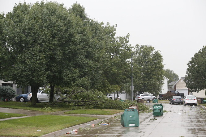 Podle místních obyvatel měly poryvy větru podobně ničivé účinky jako tornádo. To však obvykle zasáhne jen úzký pruh země, zatímco nedávná vichřice se přehnala pásmem o šířce desítek kilometrů.