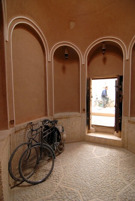 "Na to, aby se cyklistika zabydlela, je třeba mít dokonalejší infrastrukturu," soudí Rezájí, který denně v sedle urazí více než 30 kilometrů na cestě do práce a zpět. Pokud trasy pro kola někde jsou, rychle je zaberou jezdci na motorkách a mopedech.