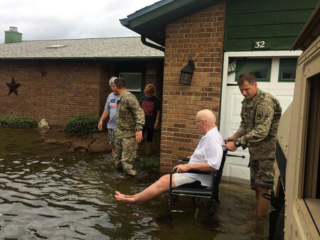 Irma v neděli udeřila na Floridu a vyvolala jednu z největších evakuačních akcí v amerických dějinách. Předtím takřka srovnala se zemí karibské ostrovy Svatý Martin a Barbuda. Na snímku americká Národní garda pomáhá obyvatelům Floridy.