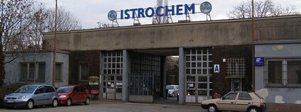 Chemička Istrochem na starším snímku Foto: Kelovy Wikimedia Commons