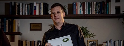 Cenu za komunikaci změny klimatu za rok 2025 převzal environmentální psycholog Jan Krajhanzl Foto: Informační centrum OSN v Praze a Učená společnost České republiky