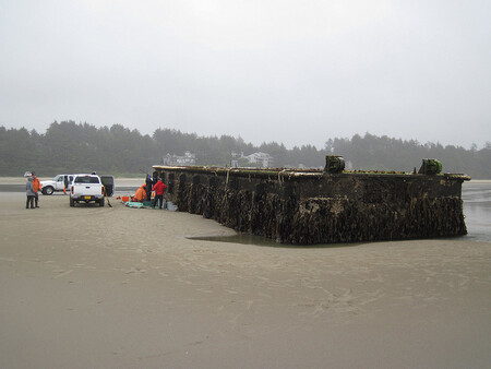Betonový dok, který do amerického Oregonu připlaval z Japonska.