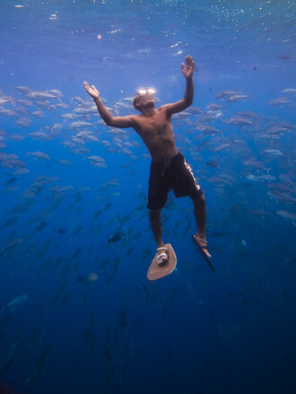 Film Duchové moře zaznamenává poslední hlubinné potápěče používajících neobvyklou kompresorovou techniku k harpunovému lovu ryb