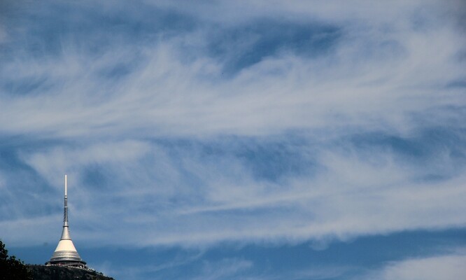 Projekt za zhruba 120 milionů korun je nyní ve fázi získávání stavebního povolení. Proti kácení se postavila nejprve občanská iniciativa Rodiče za klima, její nesouhlasný dopis s tímto záměrem podepsalo zatím 380 lidí. Spolek Čmelák se přidal s požadavkem náhradního kácení.