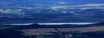 Jezero Milada, dříve pojmenovávané také jako Chabařovické jezero. Pohled z Milešovky. Foto: Juan de Vojníkov / Wikimedia Commons