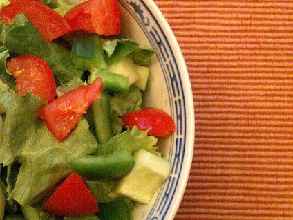 Stravou, která obsahuje méně mastných a sladkých výrobků, trochu méně masa a o trochu více rostlinných produktů, můžeme snížit emise v průměru o 20 procent.