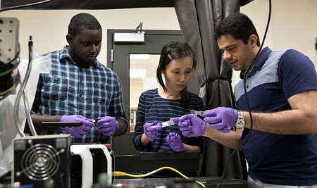 Congrui Jinová (uprostřed) spolu se svými doktorandy zkoumá betonové vzorky.