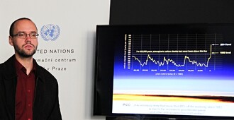Jozef Pecho (*1981) vystudoval fyzickou geografii a geoekologii na PrF UK v Bratislavě. Pracuje v Ústavu fyziky atmosféry AV ČR, kde se zabývá proměnlivostí a změnou klimatu, modelováním extrémních srážek a hodnocením dopadů změny klimatu.