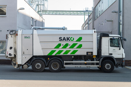 Na čištění popelnic si firma pořídila speciální vůz Mercedes-Benz, který má mycí zařízení a vyklápěč odpadových nádob