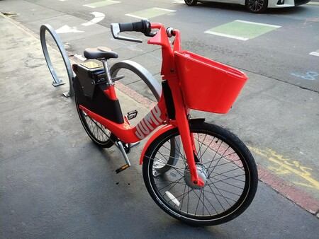 Uber v Německu a celé Evropě agresivně zaváděl svůj úspěšný americký model, kdy cestující přepravují majitelé aut ve svých vlastních vozech na způsob taxislužby. Tato praxe narážela na protesty taxikářů a vyvolávala konflikty s úřady. Po soudních řízeních Uber tento typ služby v evropských zemích pozastavil. Oranžová elektrokola (na obrázku) by v německé metropoli měla být k dispozici do konce léta. Jejich majitele, start-up Jump Bikes, Uber převzal začátkem dubna.