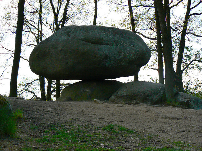 Viklan je oblý skalní blok nebo balvan, který spočívá na podloží jen nepatrnou plochou. Kadovský viklan je jeden z největších v ČR, váží téměř 30 tun.