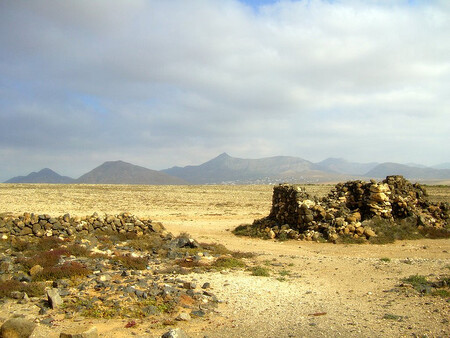 Proces zastavení rozšiřování pouští je pomalý (stejně jako desertifikace samotná), leč možný. Na obrázku suchá krajina Kanárských ostrovů.