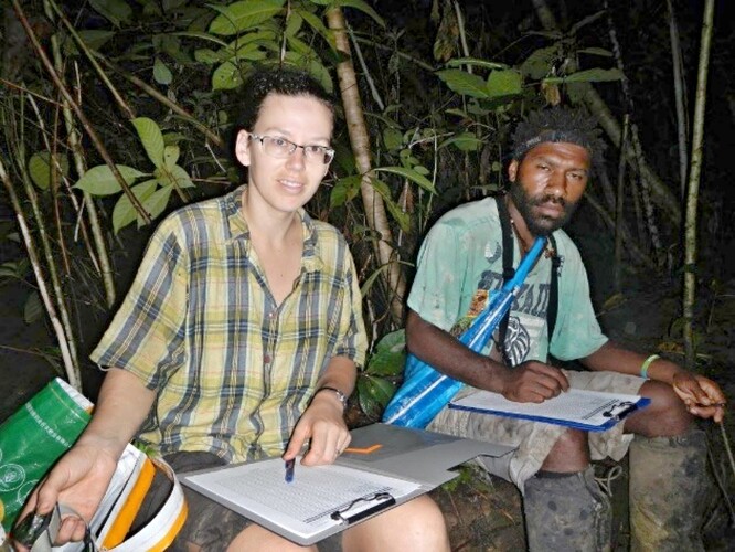 Kateřina Sam a Bonny Koane během výzkumu ptačích společenství na studijních plochách.